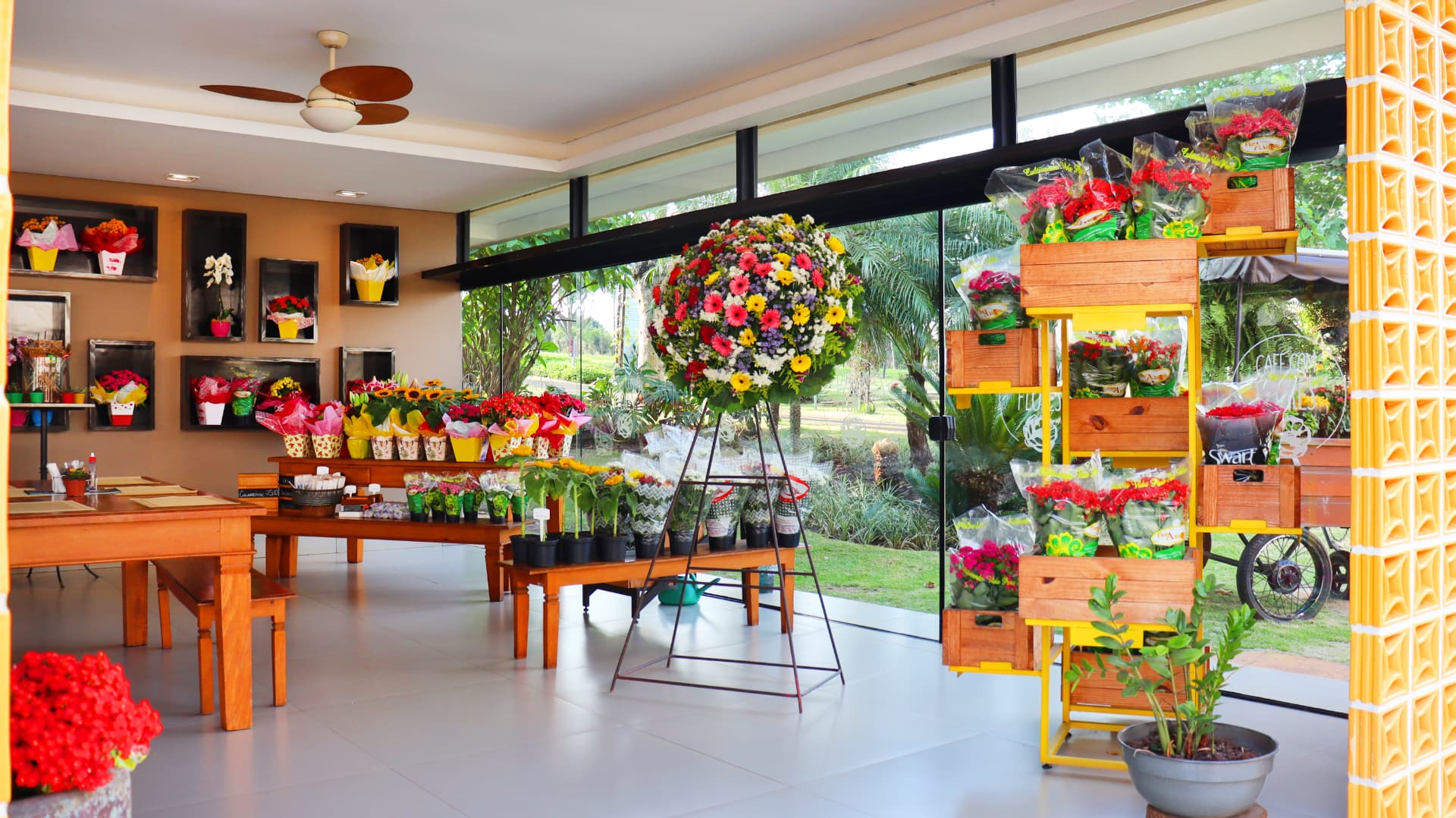 Floricultura Primaveras, com flores, coroas e arranjos para diferentes formas de homenagem.