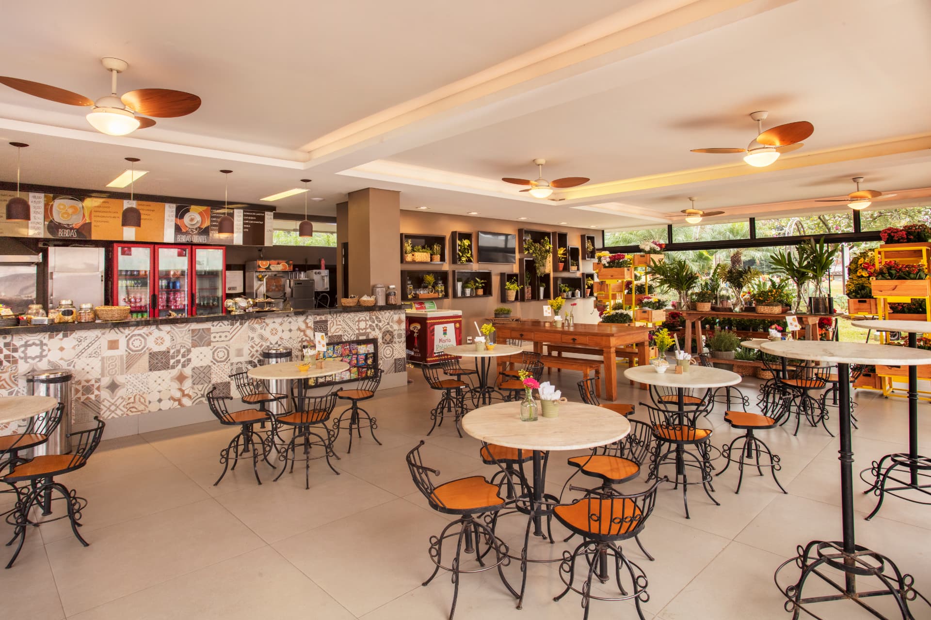 Lanchonete e cafeteria, um espaço de apoio e comodidade para familiares e visitantes.