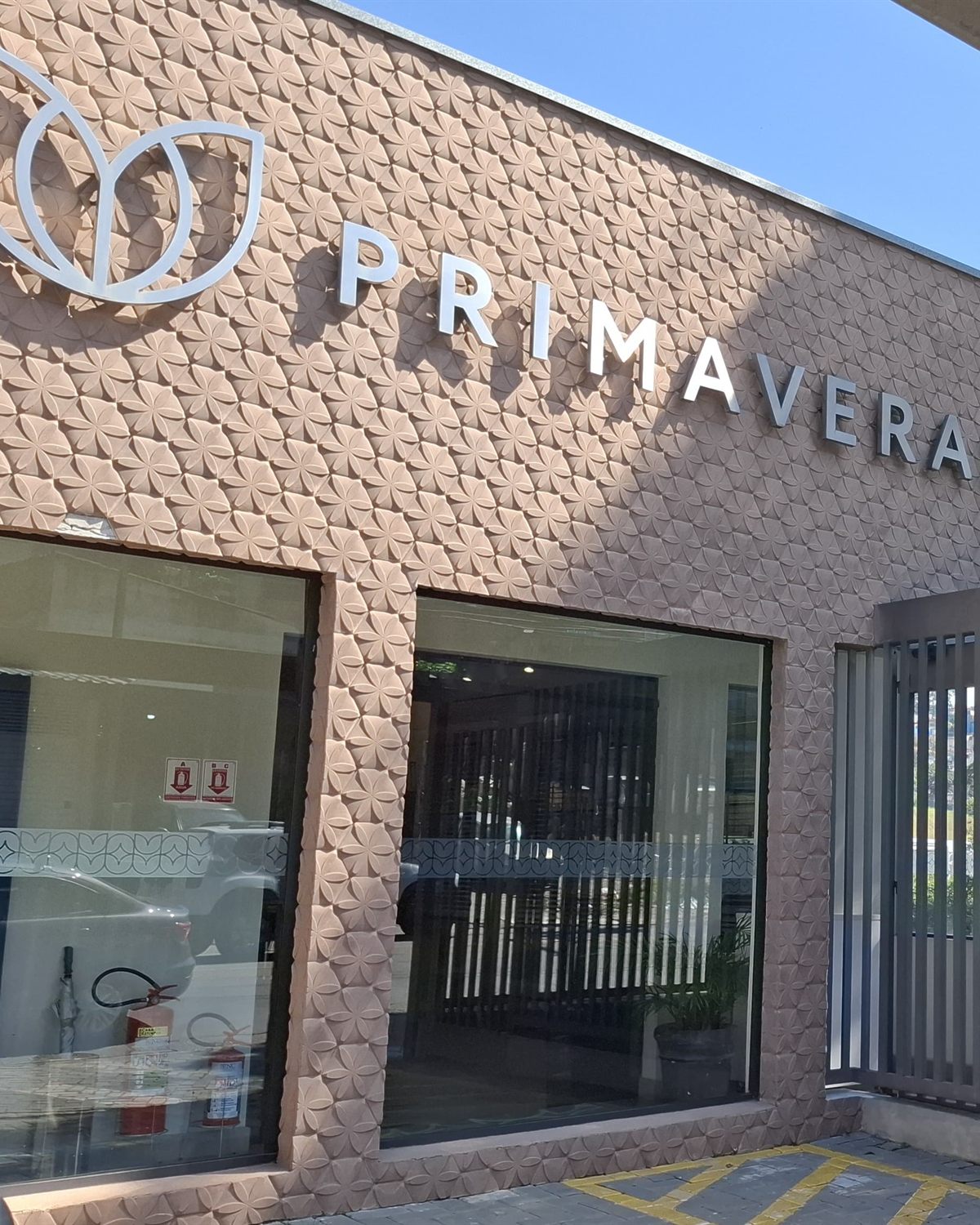 Entrada do Cemitério Primaveras II: um ambiente acolhedor e cuidadosamente preparado para receber as famílias.